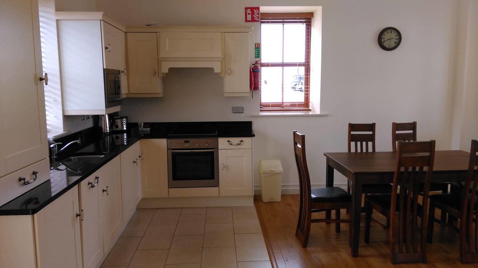 New Forest Estate Lodges Tyrrellspass Extérieur photo