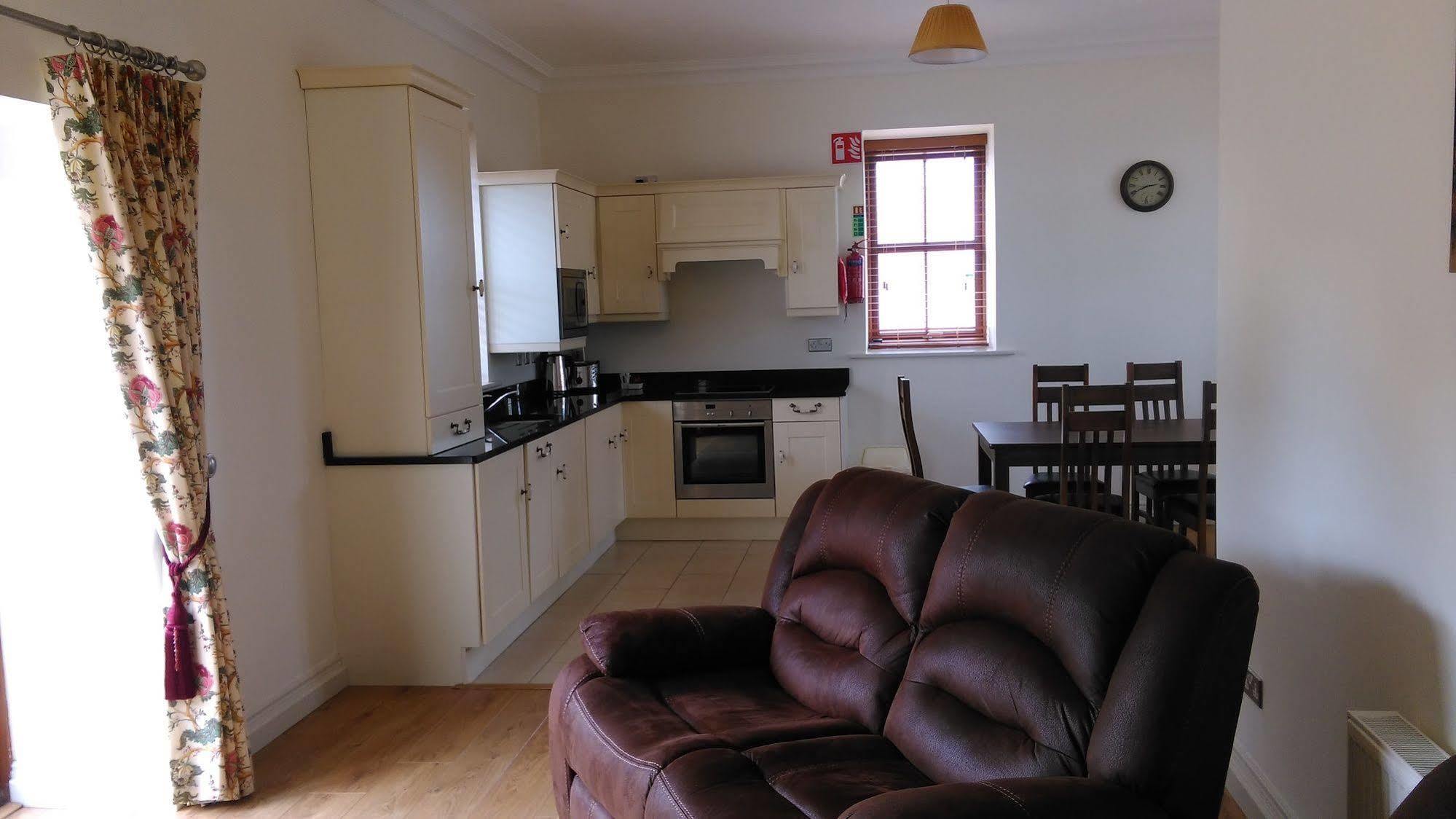 New Forest Estate Lodges Tyrrellspass Extérieur photo